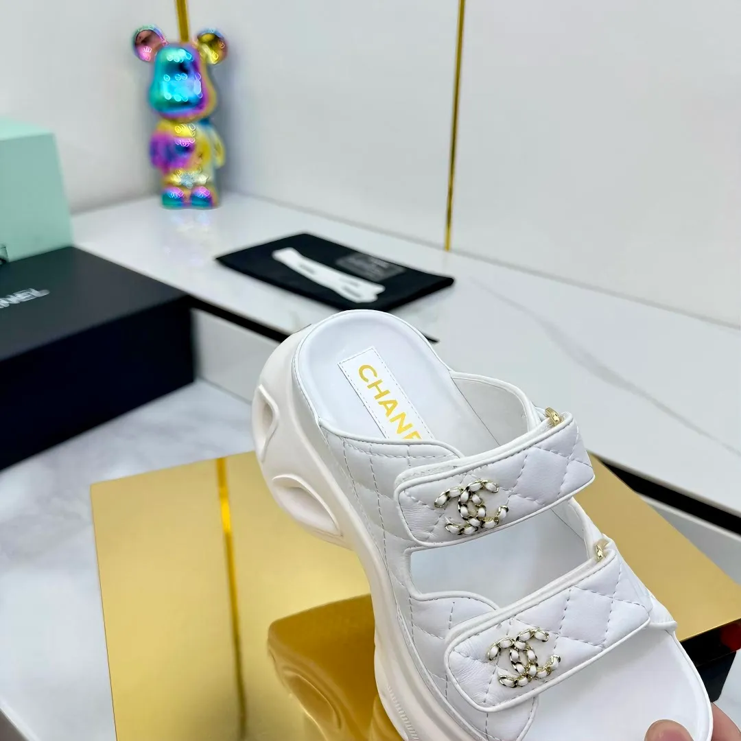 👟👟Ex-factory price 680👟👟 Top version... Chanel｜Chanel Xiaoxiang Velcro Beach Slippers Slippers Casual Beach Shoes 25ss Spring and Summer New Style! Beach shoes are a hit all over the internet! The latest model from the counter, I am still willing to buy it on my feet. It must be ranked among the most popular models. It is invincible in all seasons. Various bloggers and Internet celebrities can see the matching styles. Highly recommended. Pearlescent sheepskin upper, sheepskin lining, suede for feet. Original open-molded TPU outsole size: 35-40 (customized for 40 and 41). Full set of original packaging 👉 👉 👉 👉 👉